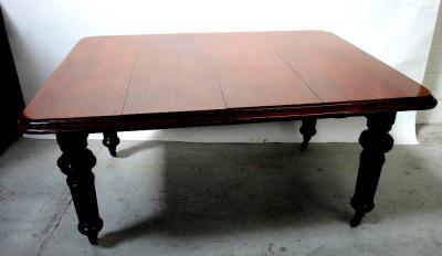 A Victorian mahogany wind-out dining table with two additional leaves, raised on turned bulbous legs to castors, length when extended approx 235cm.