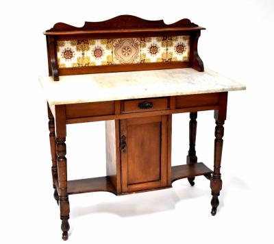 An Edwardian mahogany wash stand with marble top and tiled gallery above a base with cupboard and stretcher, on turned legs, 105 x 93 x 50cm.