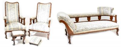 An early 20th century oak parlour suite comprising chaise longue with curved and upholstered rail, length 168cm, two open armchairs and two footstools, on squat cabriole legs and upholstered in a cut cream and blue fabric (5).