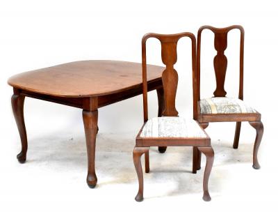 An early 20th century oak extending dining table with one extra leaf, on cabriole legs, length when extended 168cm and four Queen Anne style splat back dining chairs with drop-in seats and cabriole legs (5).