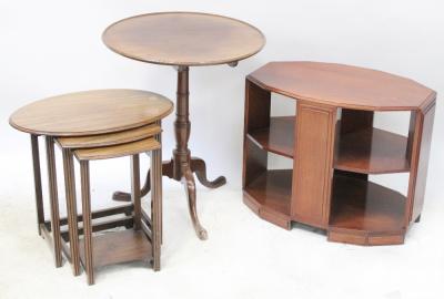 A nest of three oval side tables, an Edwardian mahogany circular to turned supports and tripartite support, diameter 57cm, and a mahogany elliptical mahogany TV stand with lower shelf to plinth base (3).