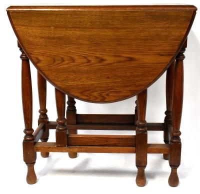 An early/mid-20th century oak gateleg table to turned baluster supports, length when extended 118cm.