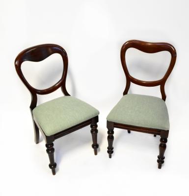 A set of six Victorian mahogany balloon back dining chairs with drop-in seats, raised on turned front supports (6).