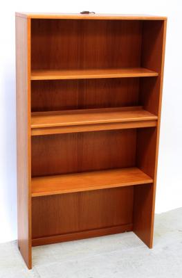 A G-Plan style freestanding bookcase with three shelves, 142 x 81cm.