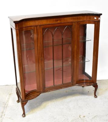 An Edwardian mahogany inverted bow front display cabinet with single glazed door, raised on cabriole legs to pad feet, height 128 x 116 x 38cm.