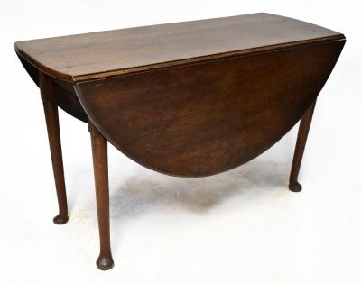 A Georgian oak drop-leaf table raised on turned tapering supports to pad feet, 71 x 125 x 48cm.