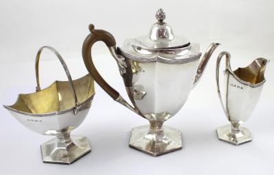 A George V hallmarked silver three-piece tea service, Elkington, Birmingham 1916/17, approx combined 35ozt (3).