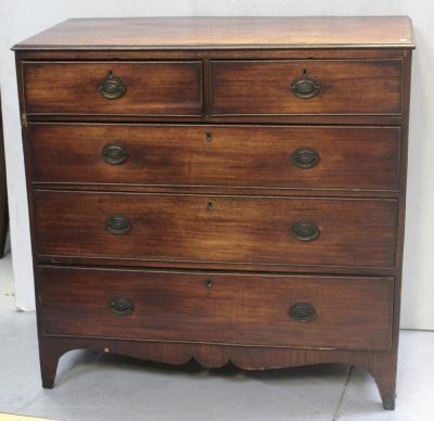 A George III mahogany chest of two-over-three graduated drawers, on splay bracket feet, height 105.5cm.