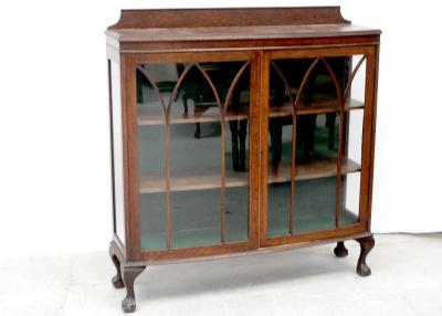 An early/mid-20th century oak display cabinet with arched glazing bars and on short cabriole legs to ball and claw feet, width 119cm.