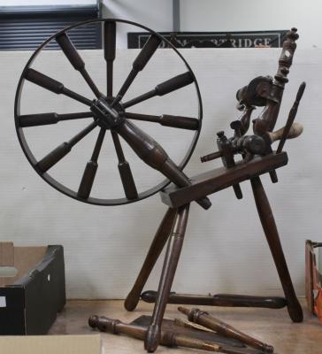 A 19th century oak spinning wheel with foot pedal operation, height 87cm.