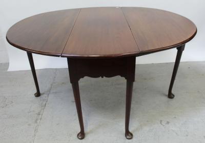An Edward VII mahogany drop-leaf table with cabriole legs to pad feet, height 74cm.