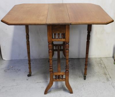 A 19th century Pembroke gateleg table on turned supports, length when extended 82cm.